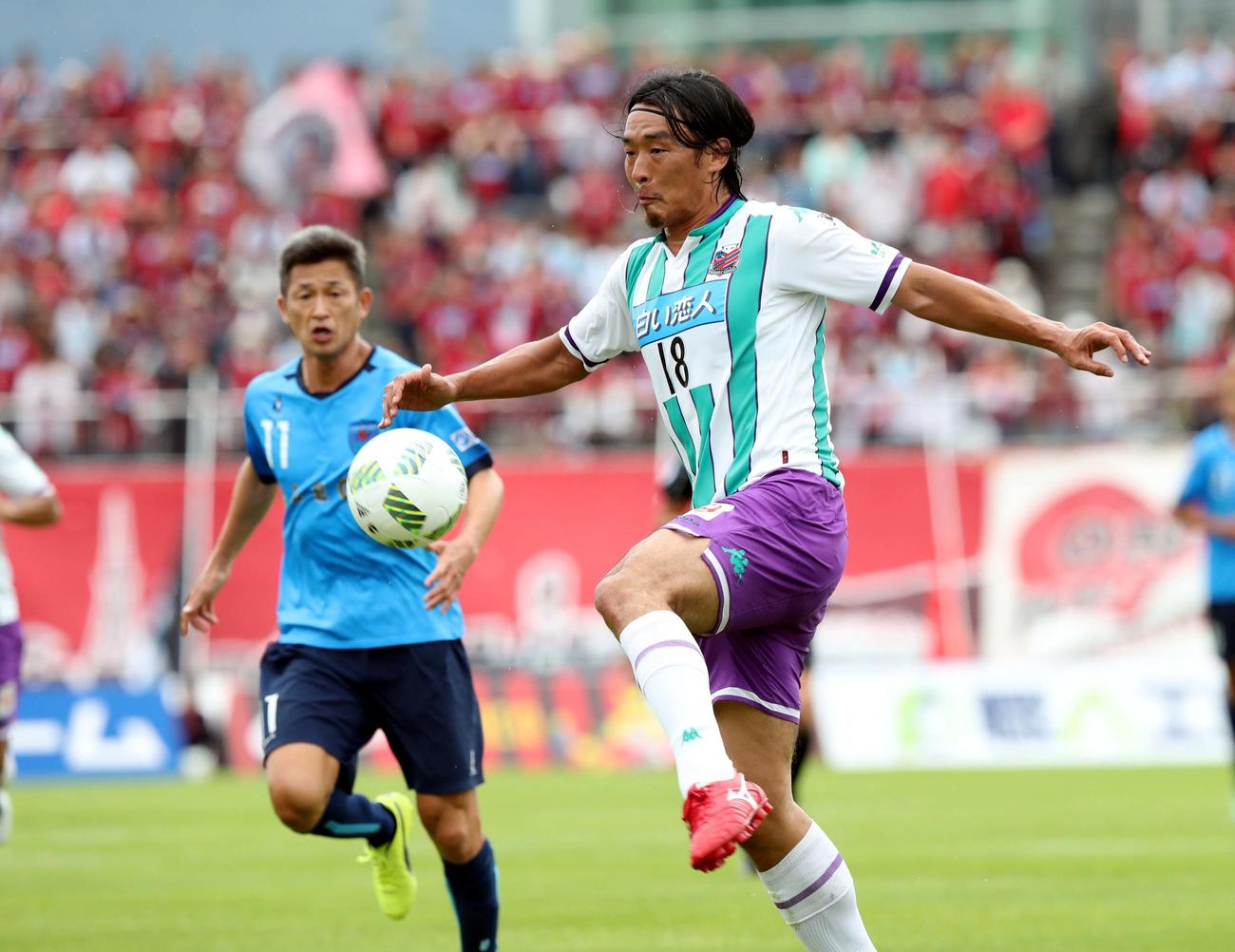 16年7月3日、横浜FCのFW三浦知良（左）へのパスをカットする札幌時代のDF増川隆洋