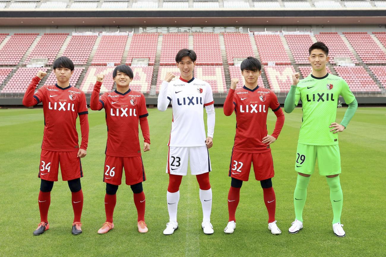 ポーズをとる須藤（左から2人目）と常本（右から2人目）らJ1鹿島の新加入選手（C） KASHIMA　ANTLERS）