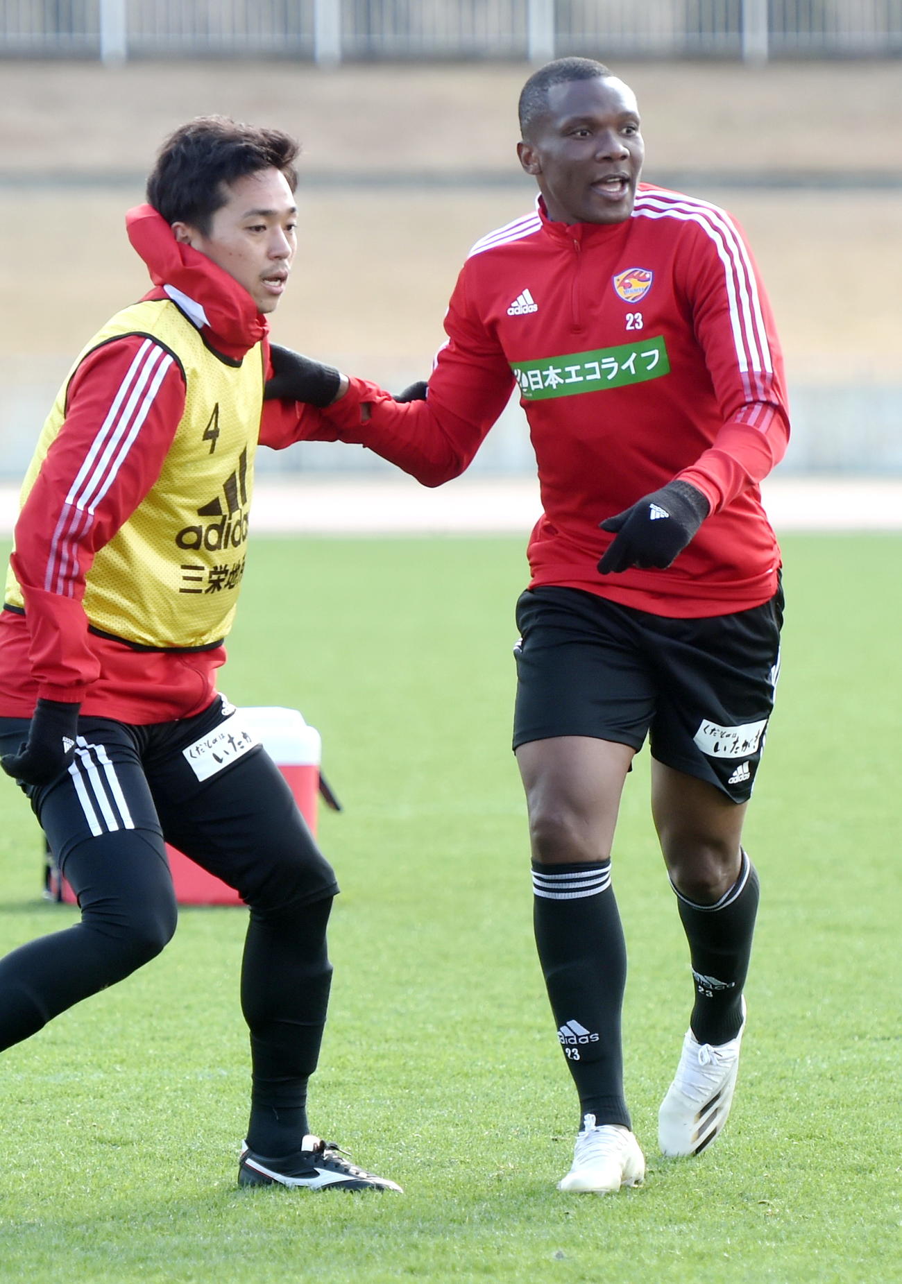 仙台MF松下（左）をマークするDFシマオ・マテ（撮影・山田愛斗）