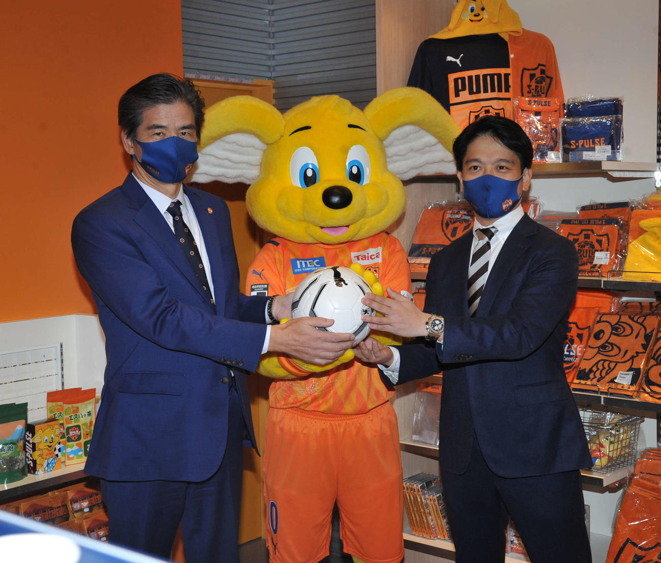 記念写真に納まる左から清水の山室社長、パルちゃん、ファナティクス・ジャパン合同会社の川名代表