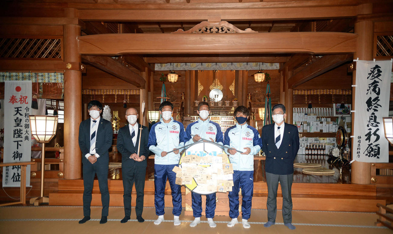 必勝祈願に臨んだ、右から磐田の小野社長、DF小川大、DF大井、MF山本康、鈴木監督、鈴木強化部長