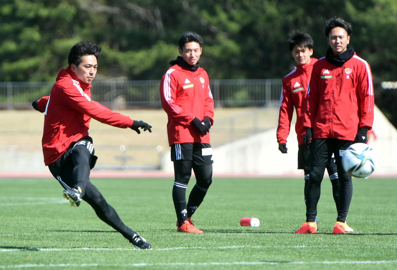 強烈なシュートを放つ仙台MF松下（左）（撮影・山田愛斗）