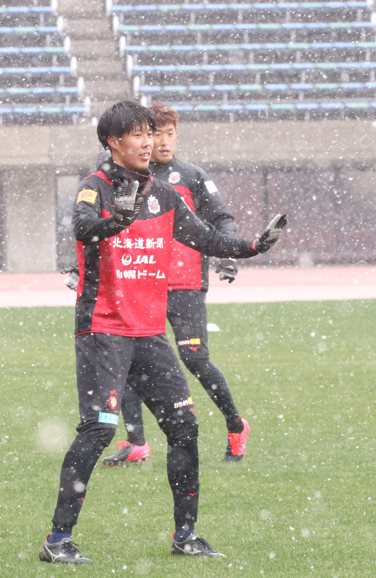 雪が舞うなかでの練習で両手を前に突き出すDF田中（撮影・浅水友輝）