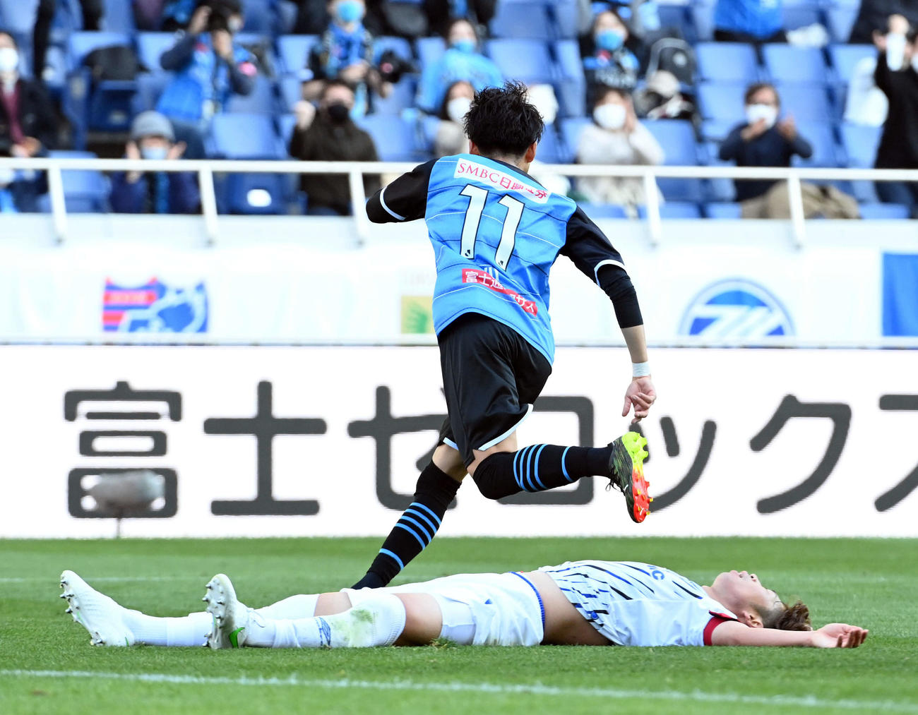 川崎F対G大阪　後半終了間際、決勝ゴールを決める川崎F・FW小林（撮影・たえ見朱実）