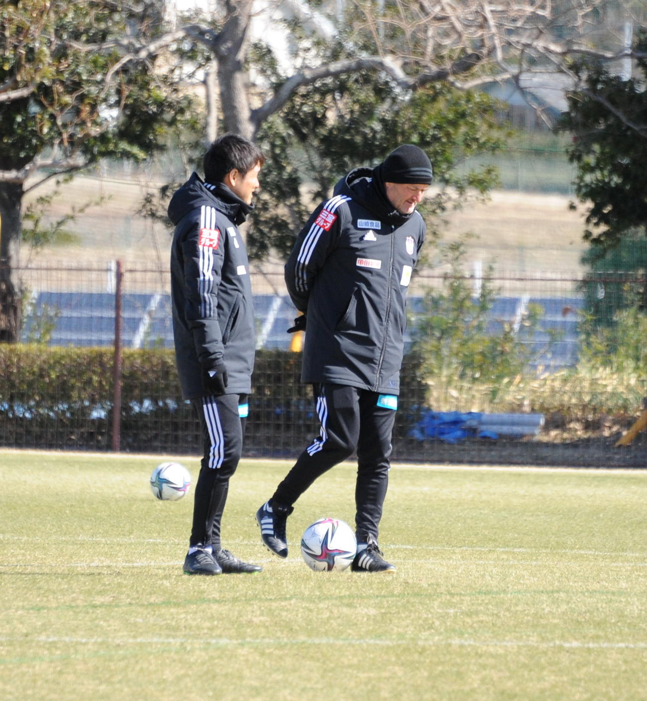 栗本テクニカルコーチと話すアルベルト監督（右）