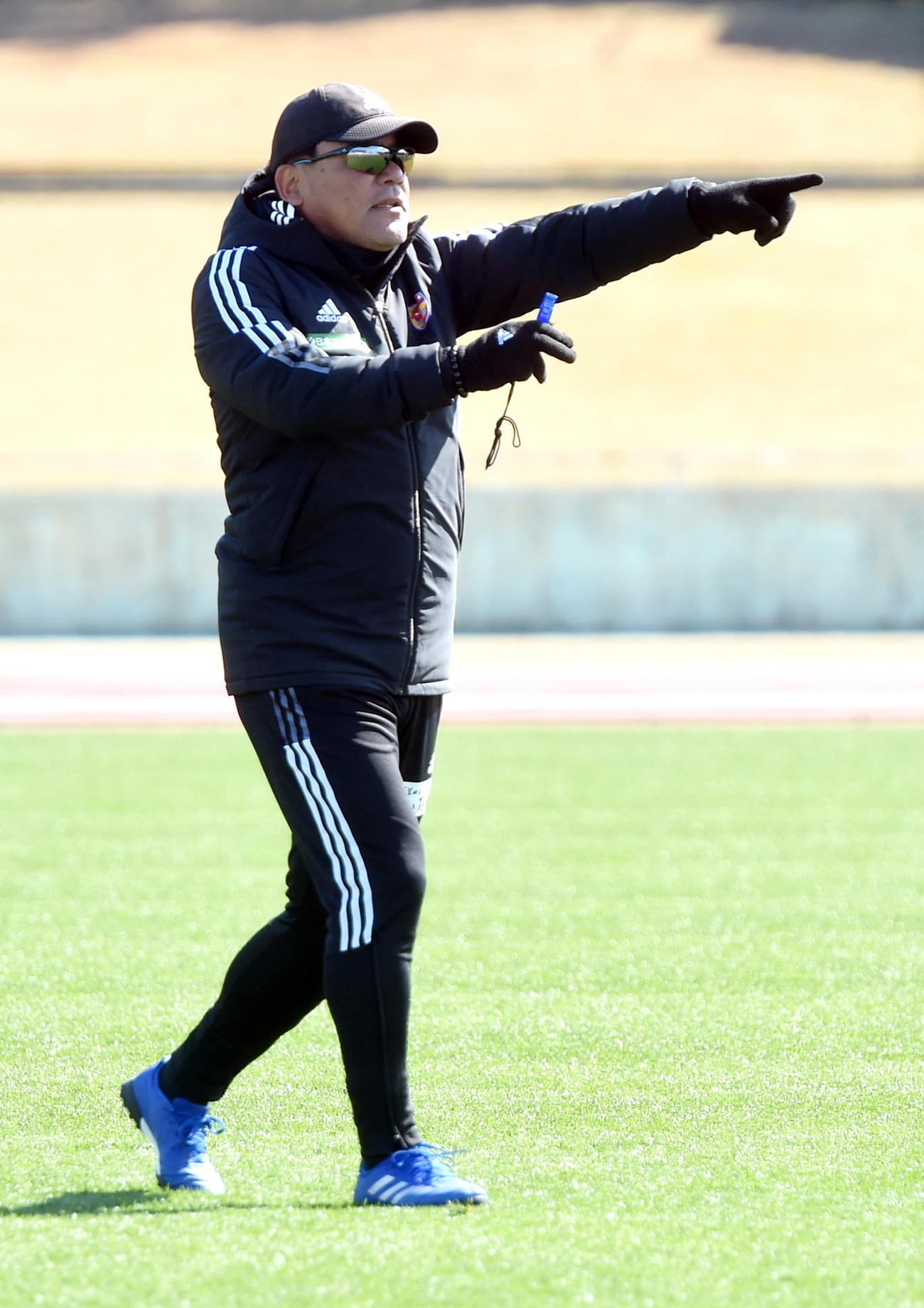 指示を送る仙台手倉森監督（撮影・山田愛斗）