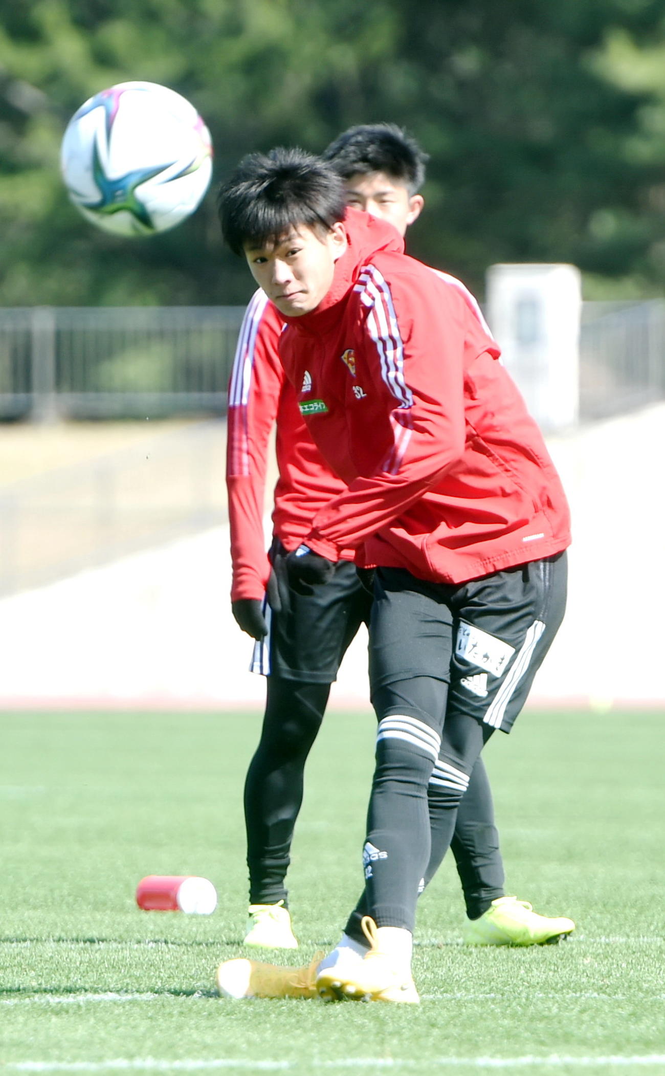 シュートを打ち込む仙台MF気田（撮影・山田愛斗）