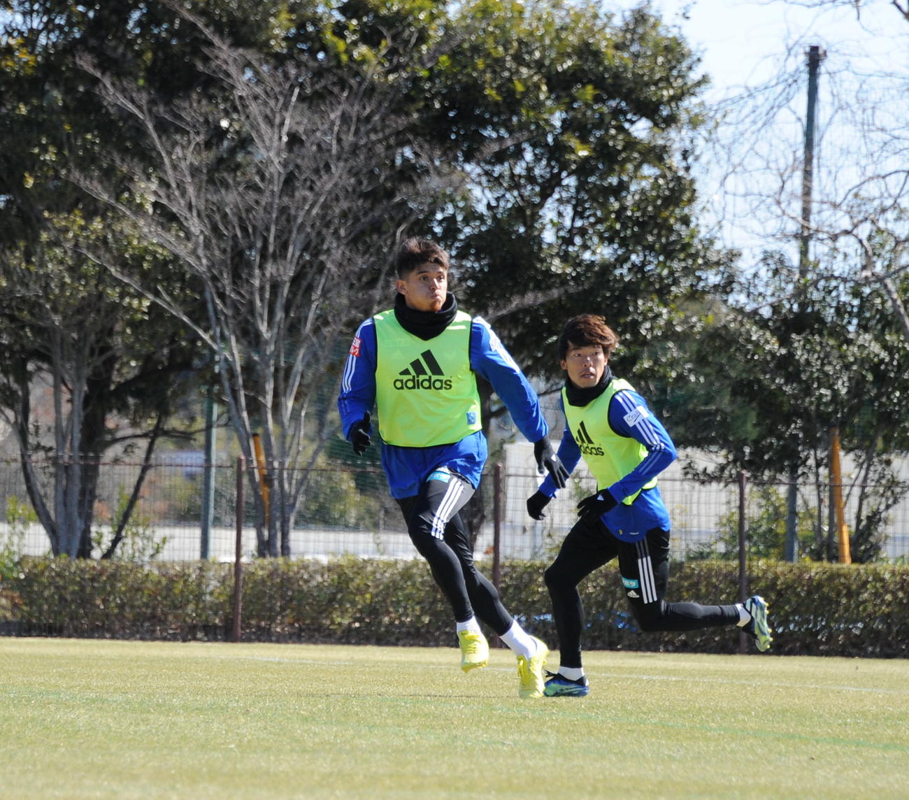 鈴木とのコンビでゴールを狙うロメロ（左）