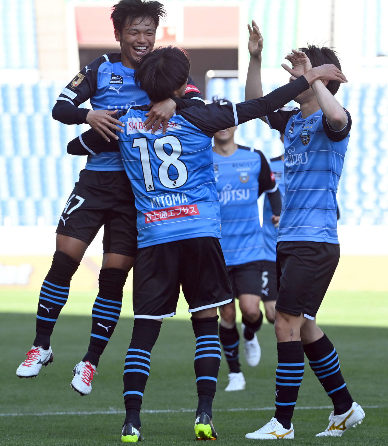 川崎F対G大阪　前半、川崎F・FW三苫薫の先制ゴールに喜ぶイレブン（撮影・たえ見朱実）
