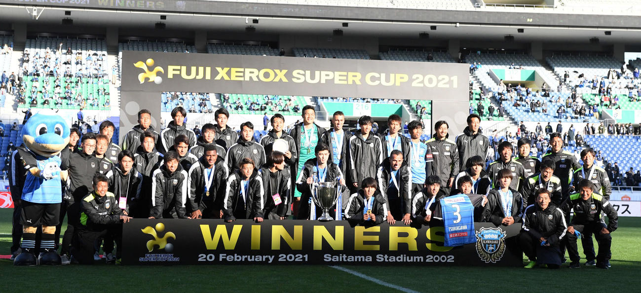 川崎F対G大阪　接戦の末、優勝を飾り記念撮影に納まる川崎Fイレブン（撮影・たえ見朱実）