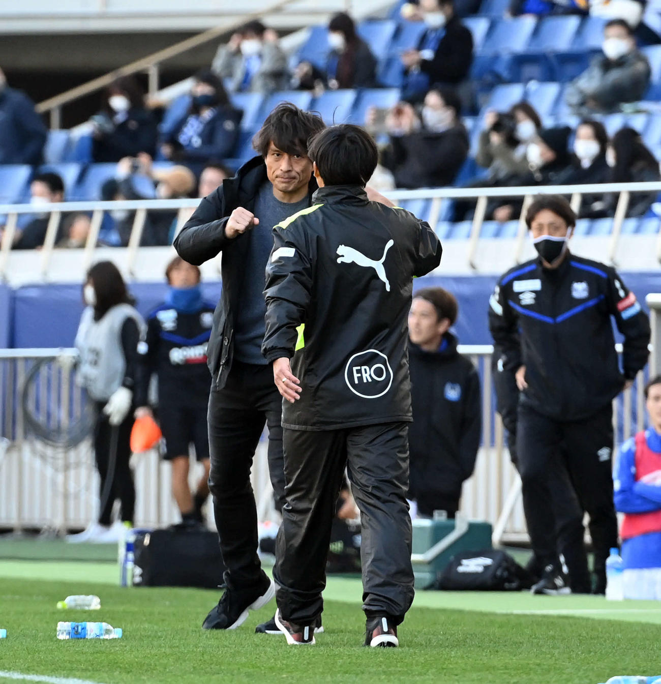 川崎F対G大阪　タイトルを逃し川崎Fの鬼木監督とあいさつを交わすG大阪の宮本監督（撮影・たえ見朱実）