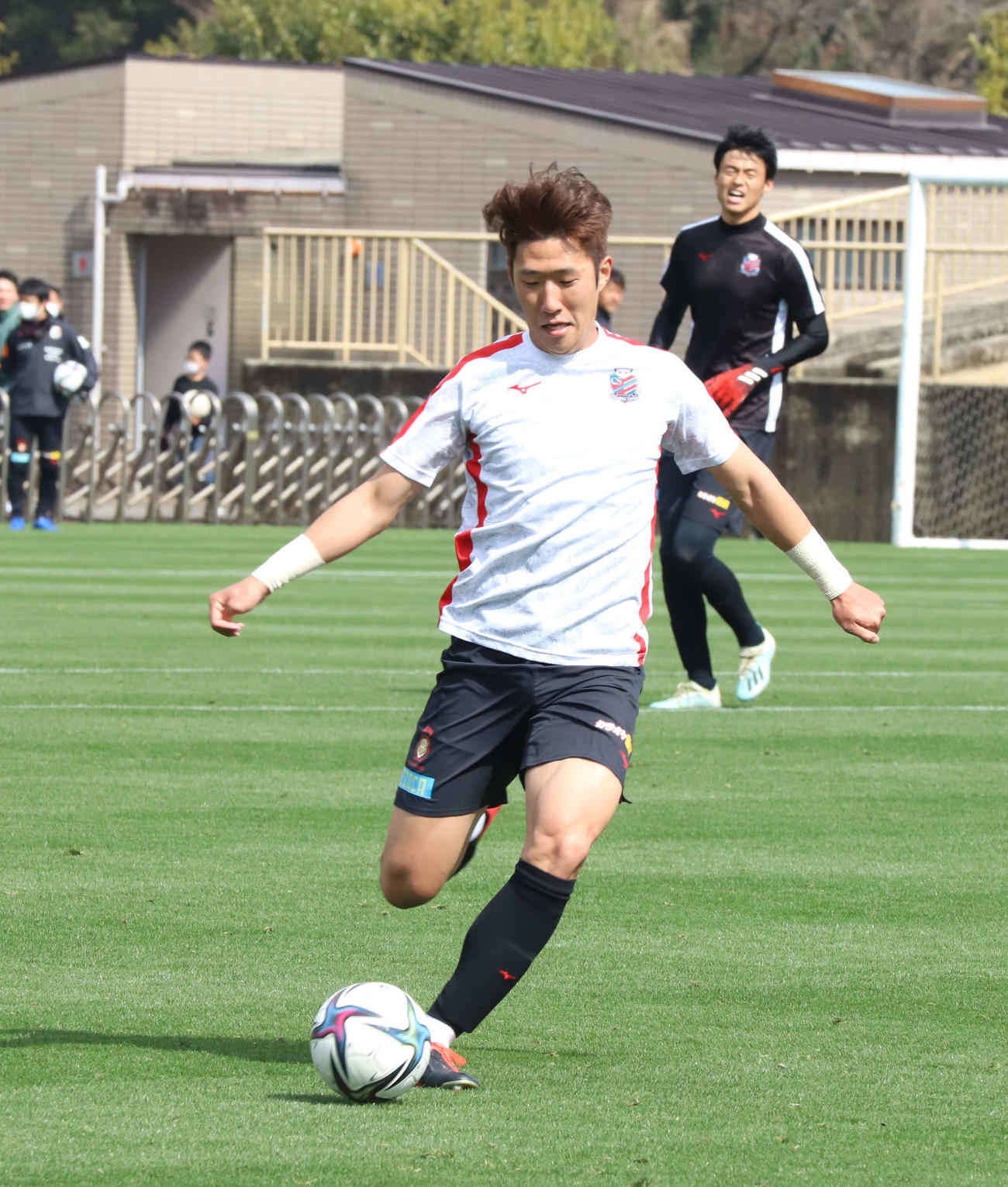 完全非公開で行われた開幕前最後の練習試合でパスを出すDFキム（クラブ提供）