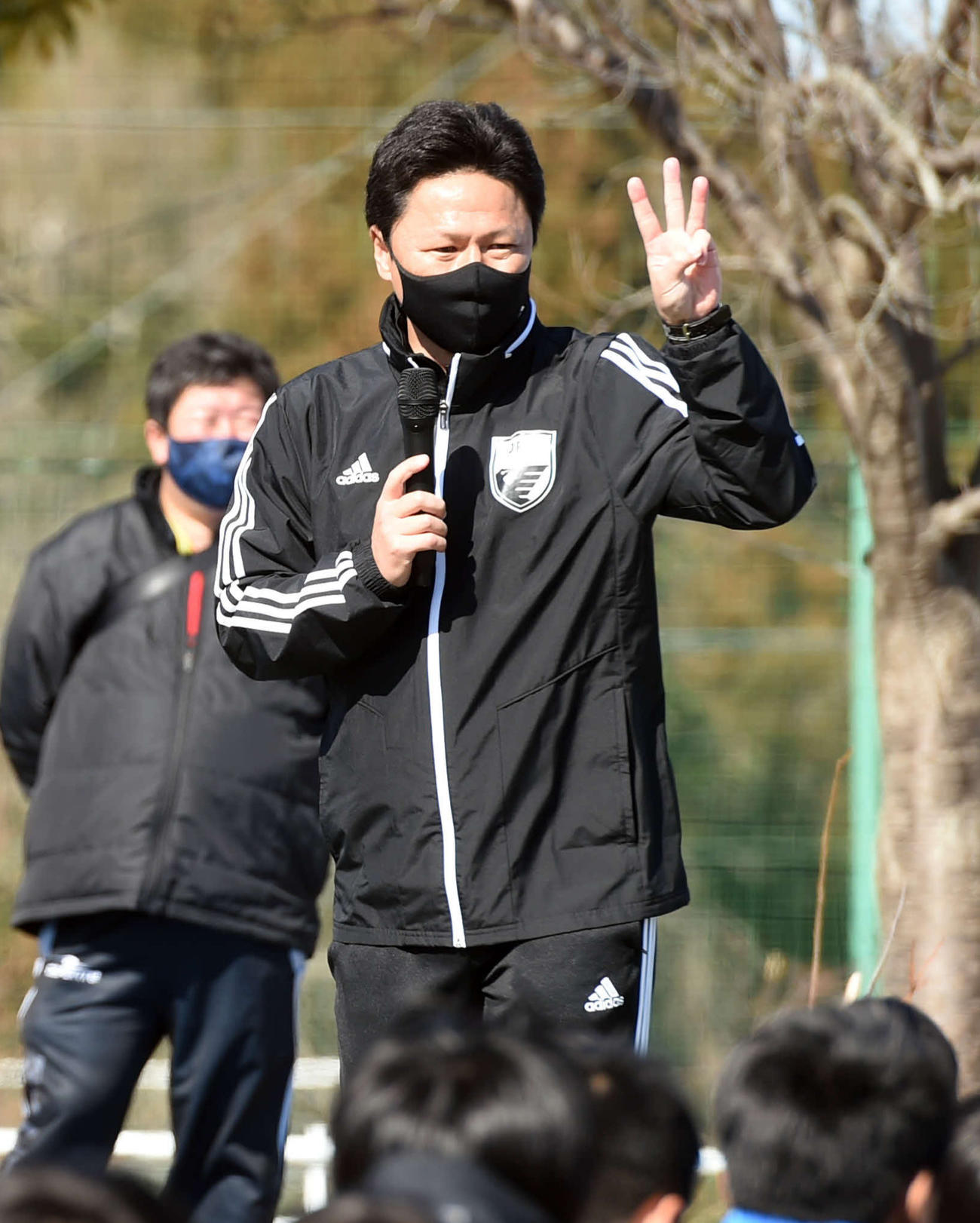 子どもたちを指導する鹿島の前監督・大岩氏