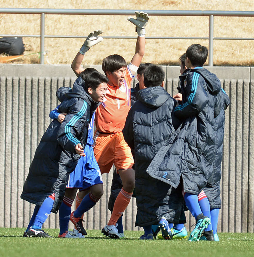 PK戦の末に勝利し、歓喜する清水桜が丘GK瀬崎（中央）