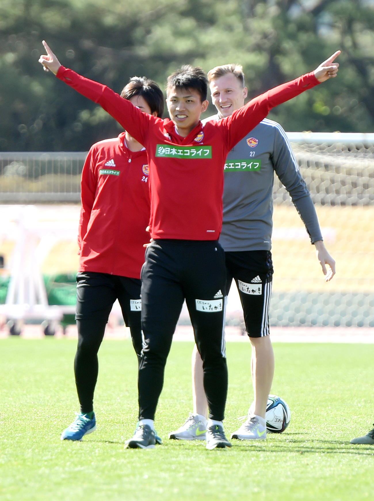 的当て形式の練習で成功し両手を挙げて喜ぶ仙台FW西村。右はGKスウォビィク（撮影・山田愛斗）