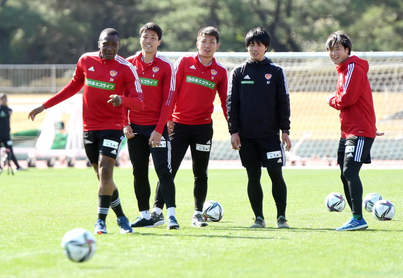 仙台DFシマオ・マテ（左）の練習を見守るFW西村（左から3人目）。同2人目はDF蜂須賀、右はDF長倉（撮影・山田愛斗）
