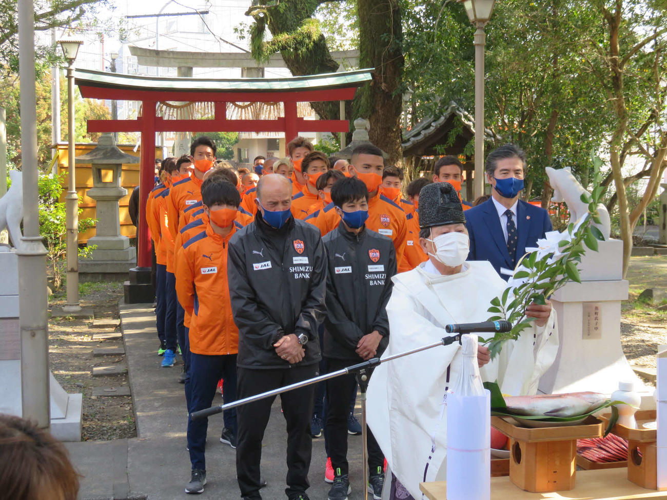 必勝祈願で静岡市内の神社を訪れた清水エスパルスのスタッフと選手は、神事に参加する