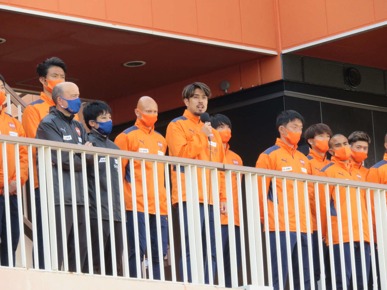 静岡市内で行われた清水エスパルス出陣式で、4季連続で主将を務めるMF竹内涼（中央手前）があいさつ