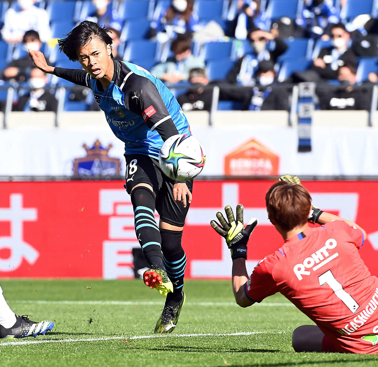 20日、ゼロックス・スーパー杯G大阪戦でゴールを決める川崎F・FW三笘
