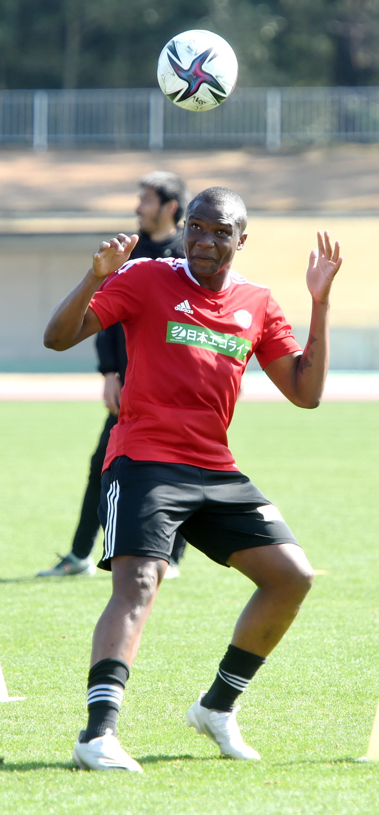 ヘディング練習する仙台DFシマオ・マテ（撮影・山田愛斗）