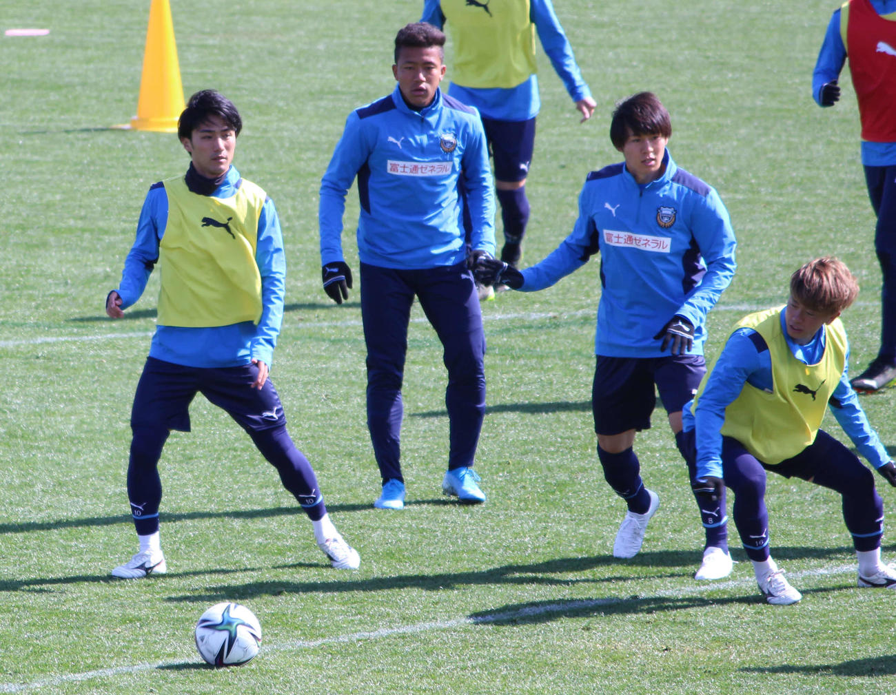 練習中の川崎F・MF脇坂泰斗（右から2人目）。ゼロックス杯を欠場したMF大島僚太（左端）の姿もあった