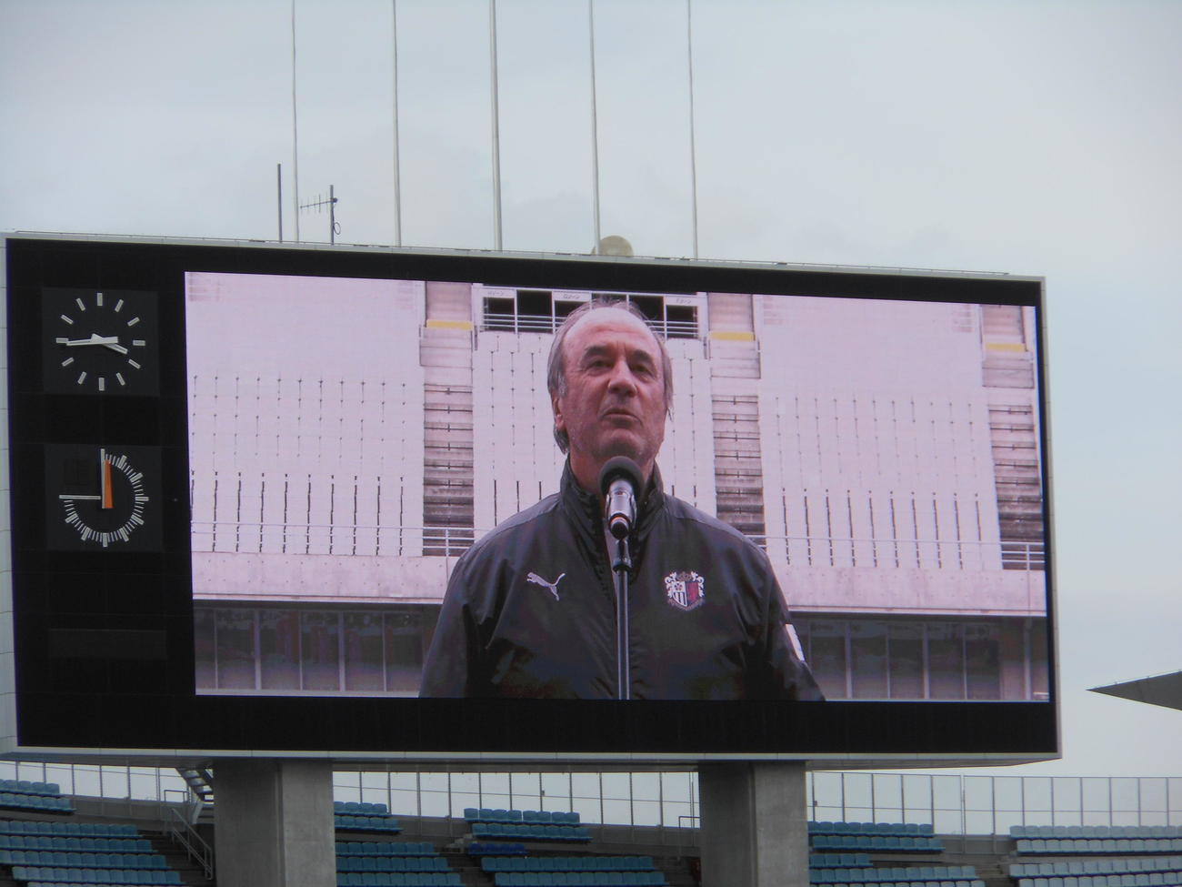本拠地ヤンマーでサポーターにあいさつするC大阪レビークルピ監督の姿が大型映像装置に映し出された