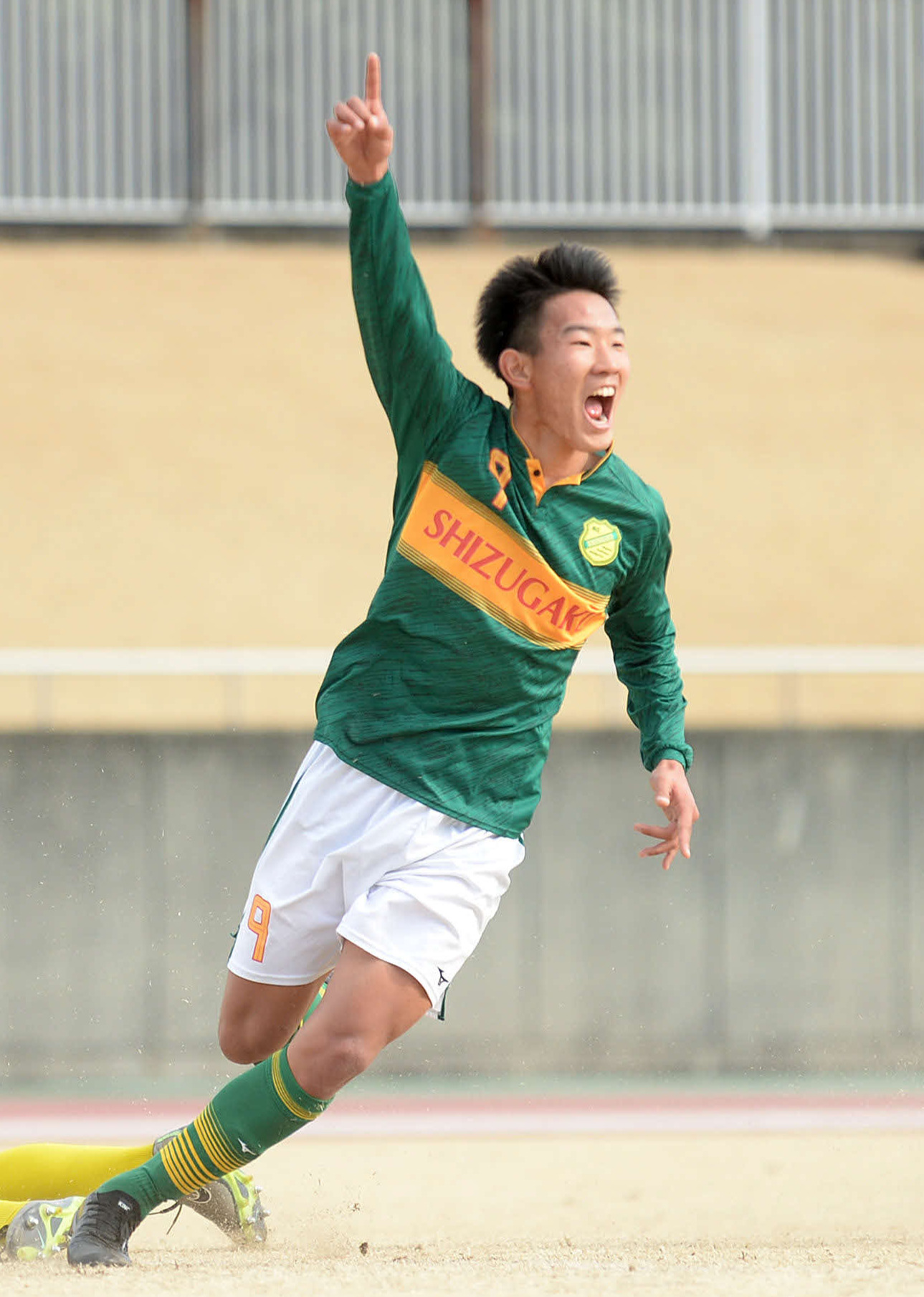 後半19分、先制点を決めて歓喜する静岡学園FW松永