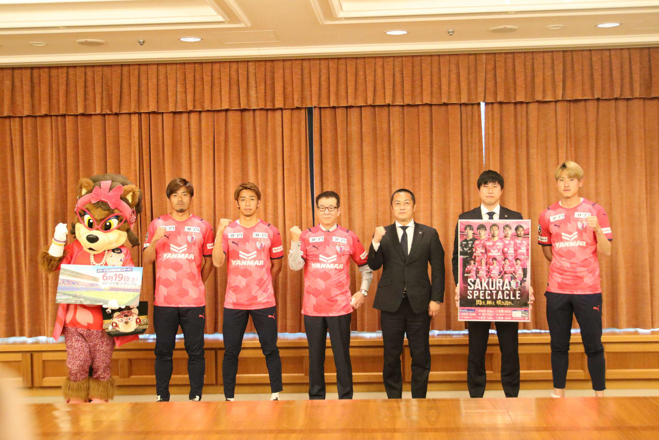 大阪市役所を表敬訪問したC大阪の選手ら（右から）瀬古、藤本アンバサダー、森島社長、松井市長、清武、丸橋（撮影・南谷竜則）
