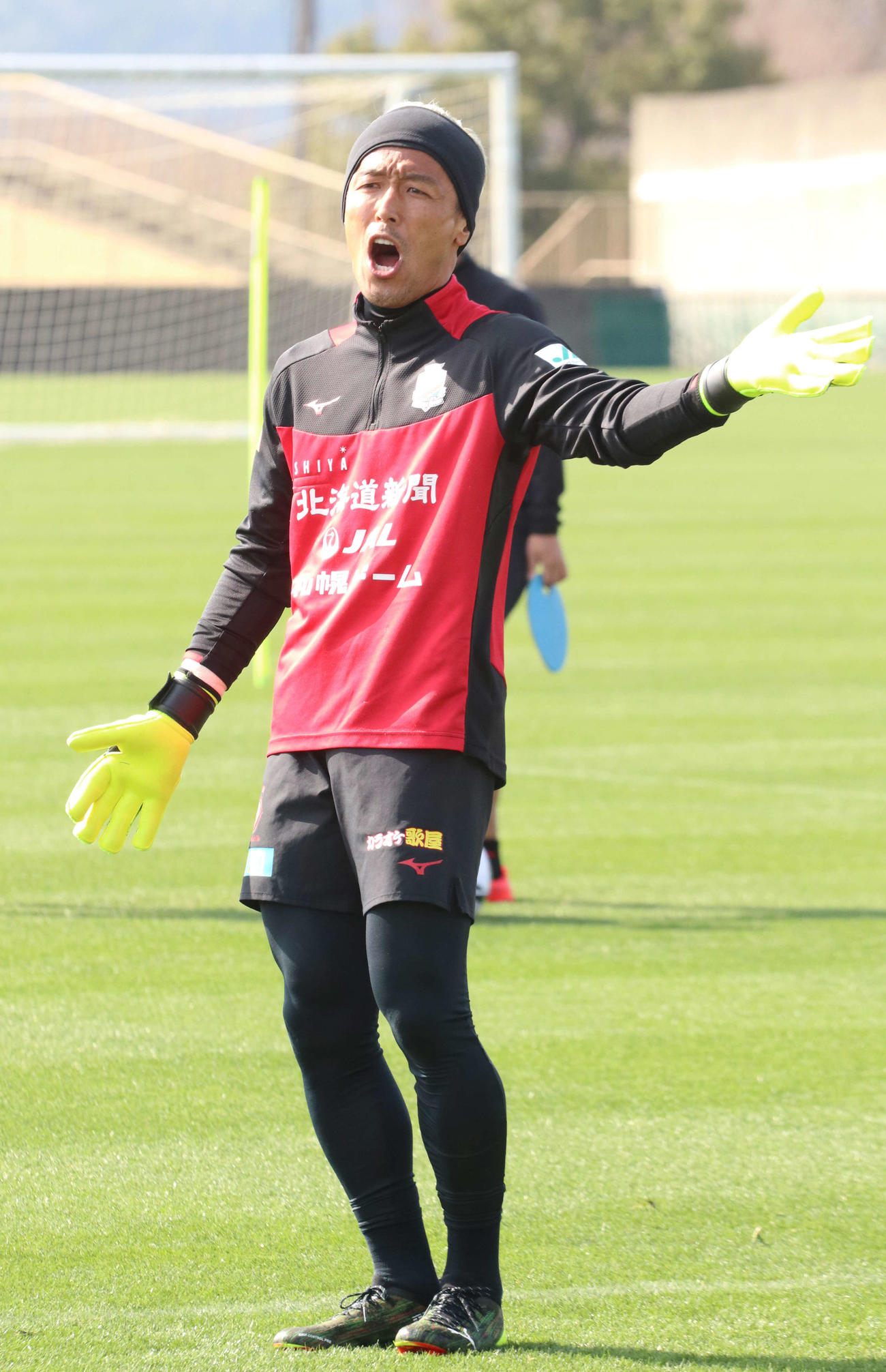 ボール回しで声を上げる札幌GK菅野（撮影・浅水友輝）