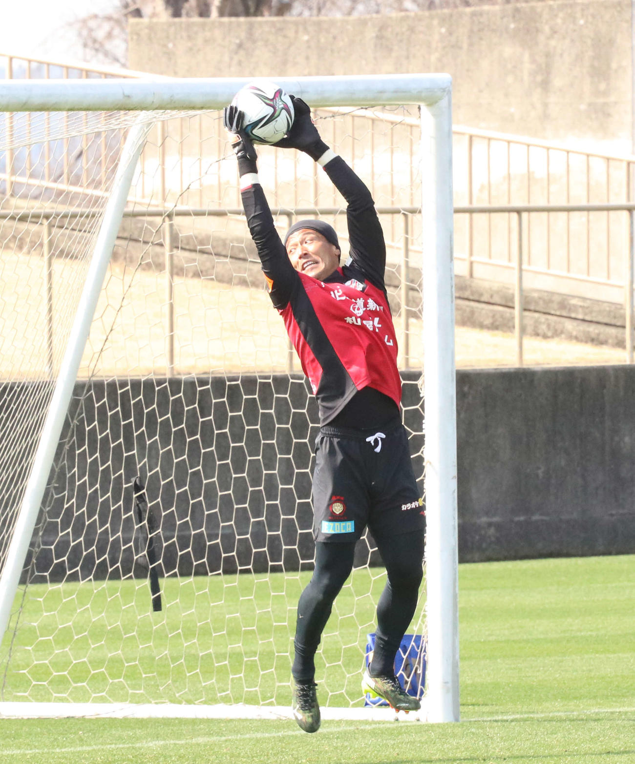 キーパー練習でボールをキャッチする札幌GK菅野（撮影・浅水友輝）