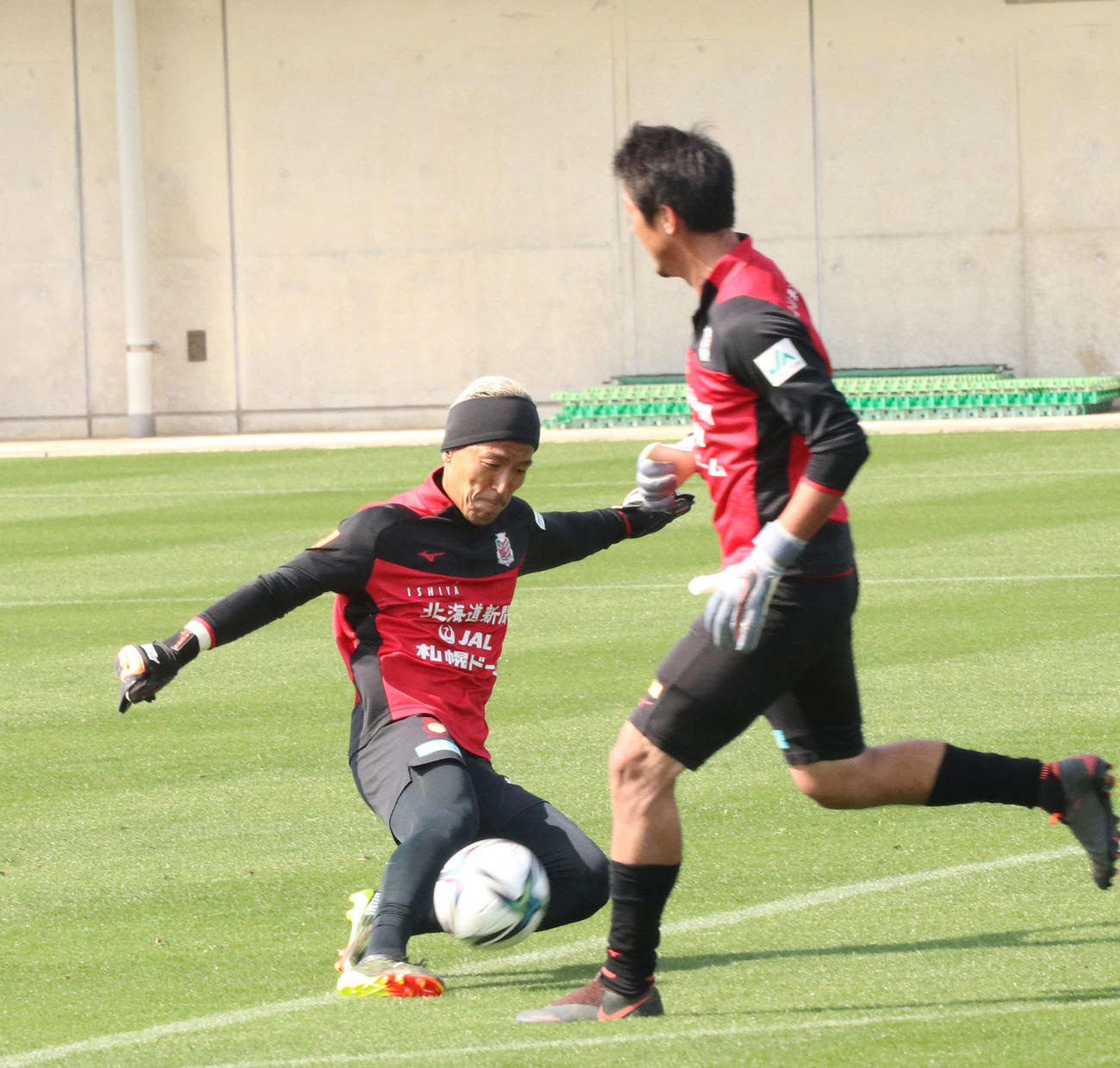 キーパー練習でボールを蹴る札幌GK菅野（左）（撮影・浅水友輝）