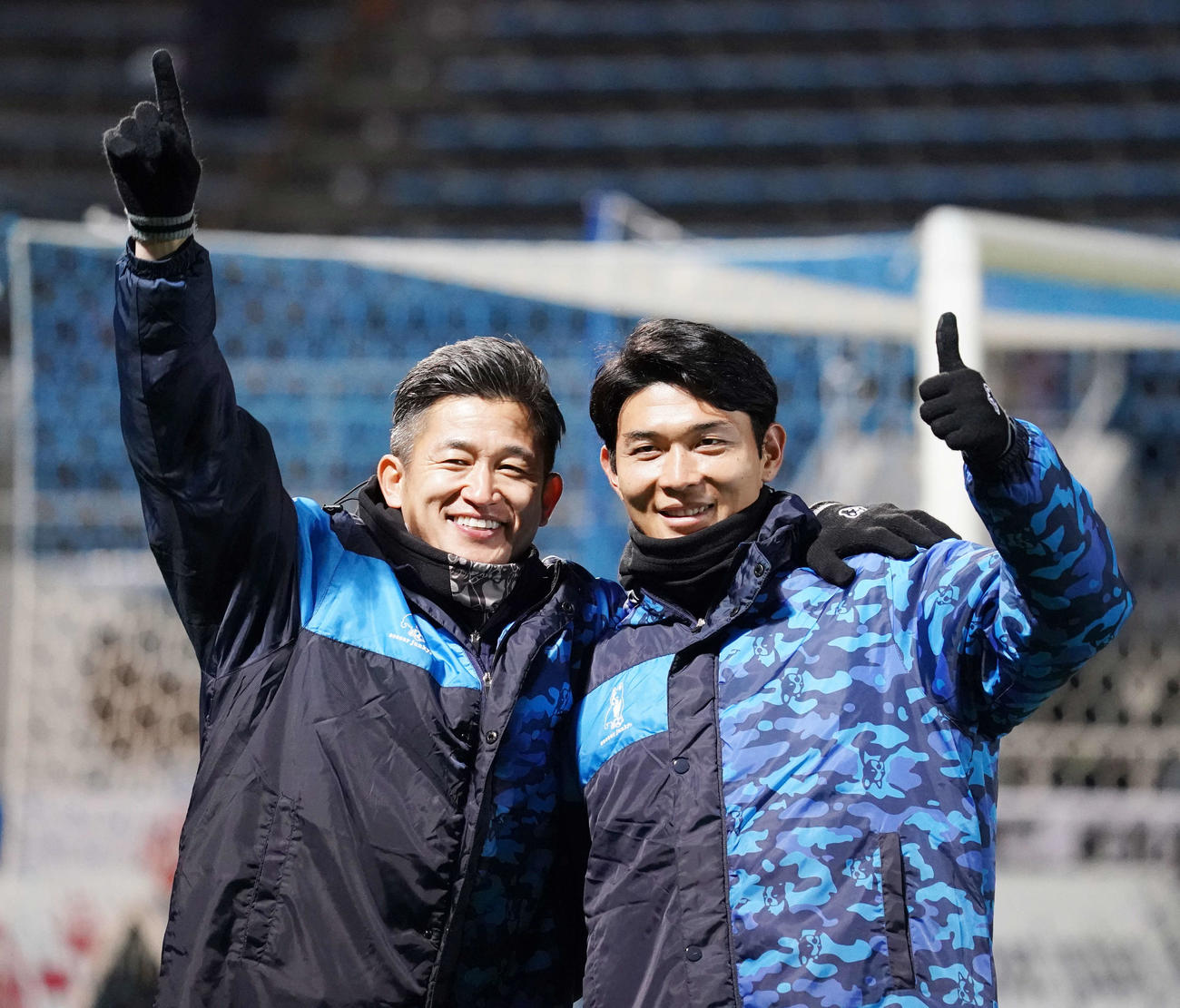 20年12月19日、J1最終節　横浜FC対横浜　試合後のセレモニーで記念撮影する横浜FC・FWカズ（三浦知良）（左）とFW瀬沼優司