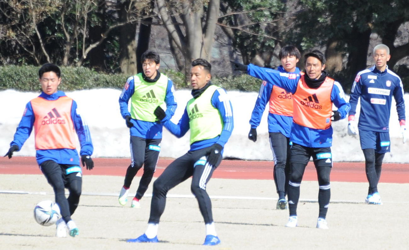 味方に指示を出す島田（右から2人目）