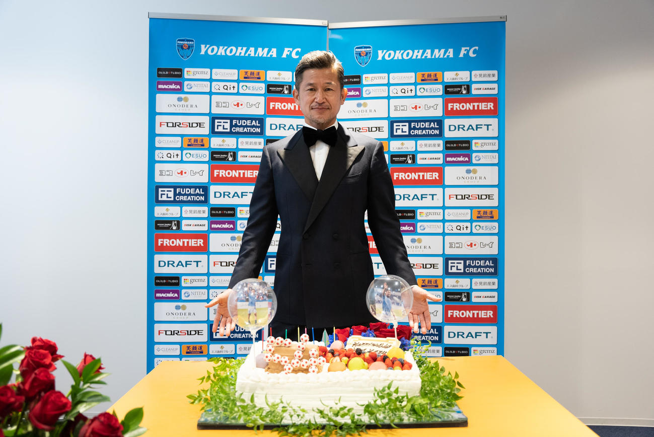 54歳の誕生日を迎え、特製バースデーケーキを前に記念撮影に応じる横浜FC・FWカズ（c）YOKOHAMA FC