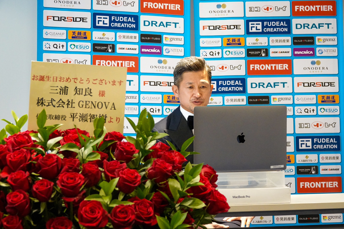 54歳の誕生日を迎え、オンラインで取材に応じる横浜FC・FWカズ（c）YOKOHAMA FC