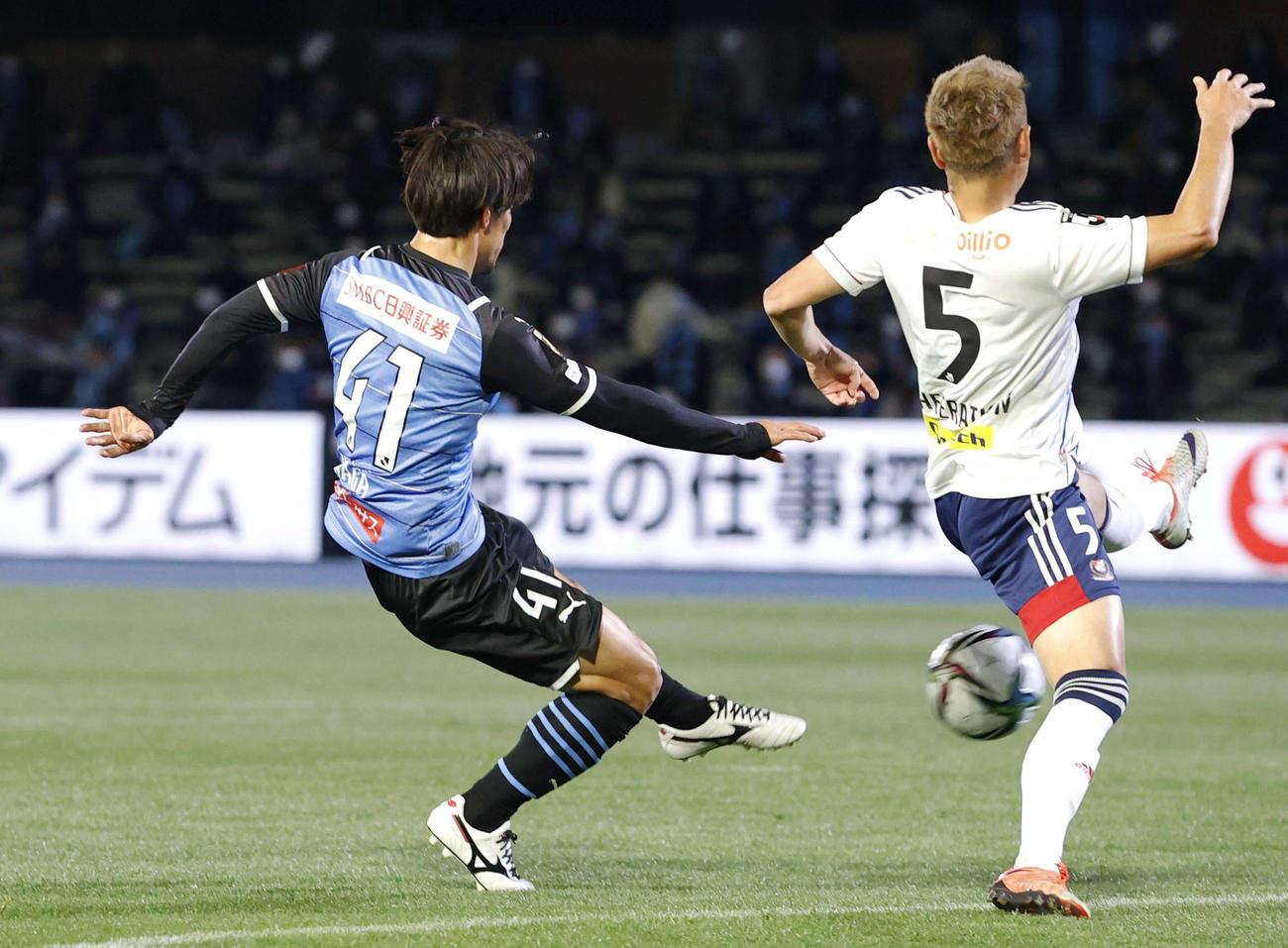 川崎―横浜M　前半、先制ゴールを決める川崎・家長（41）（共同）