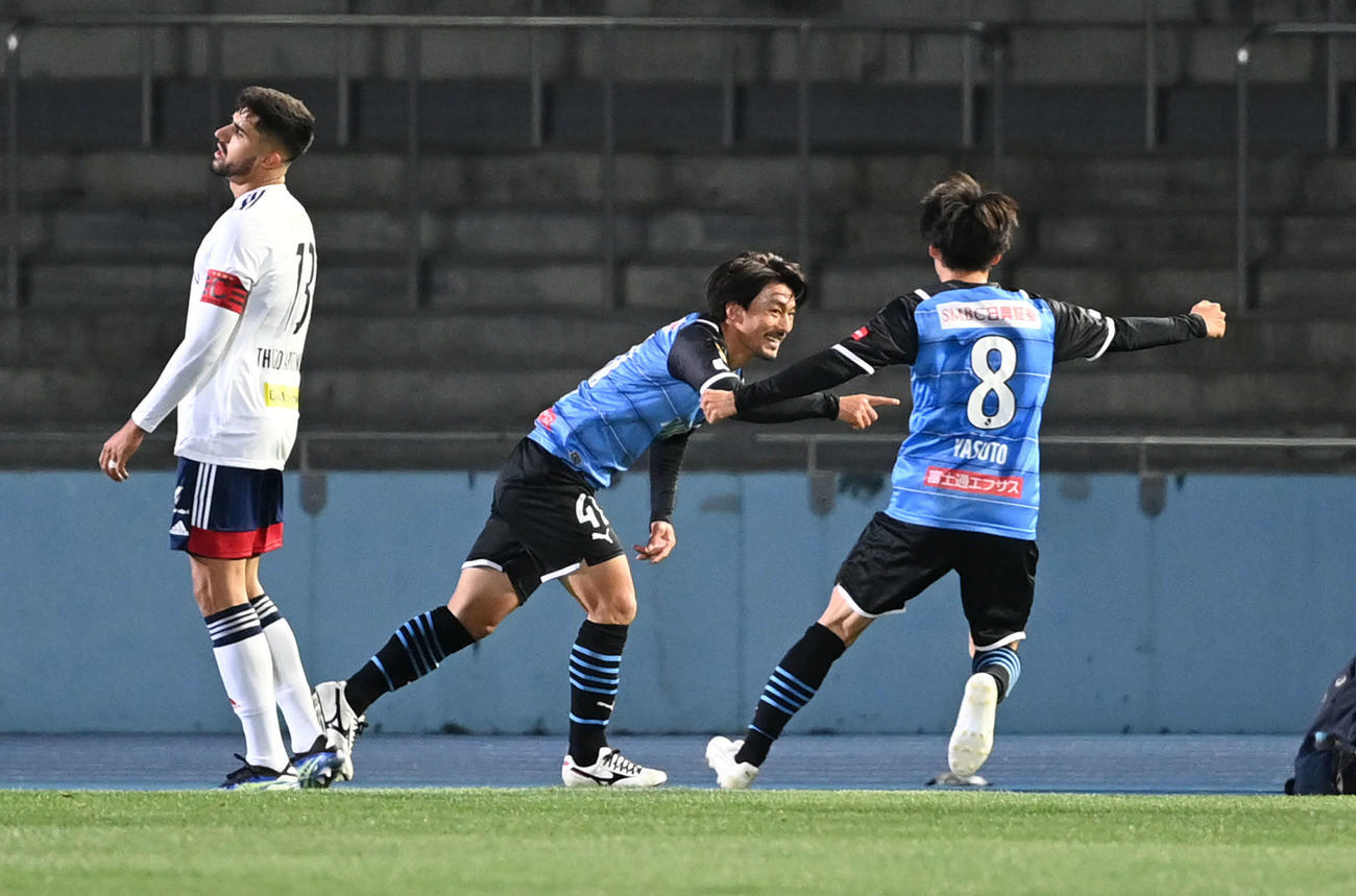 川崎F対横浜　前半、ダイビングヘッドで2点目を決めた川崎F・MF家長（中央）は笑顔を見せる（撮影・山崎安昭）