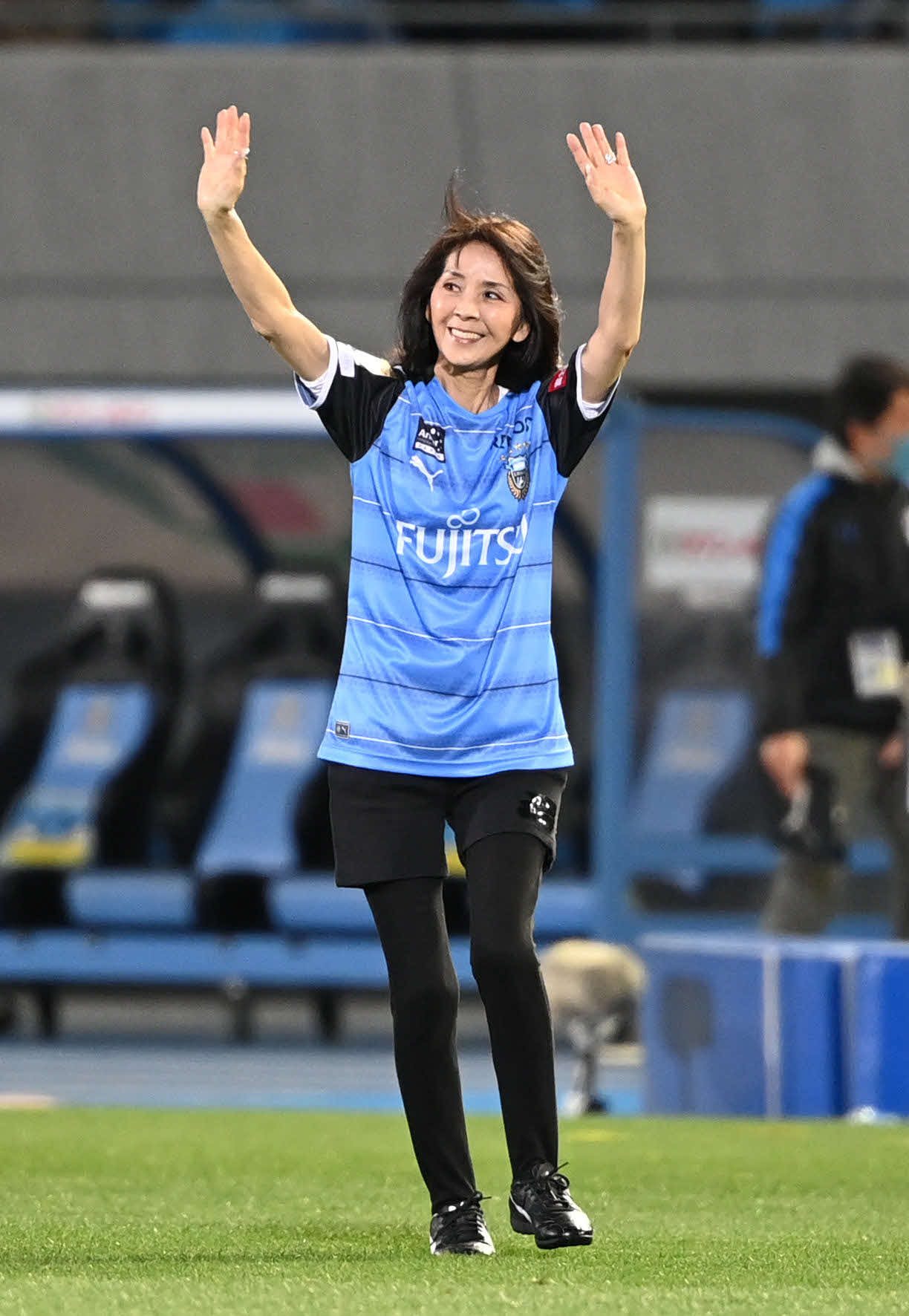 川崎F対横浜　試合前、「始九式」に登場した坂本九さんの妻柏木由紀子（撮影・山崎安昭）