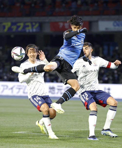 川崎―横浜M　前半、パスを出す川崎・山根（中央）。この後、家長が先制ゴールを決める（共同）