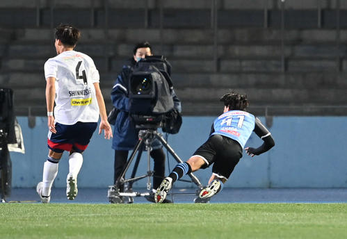 川崎F対横浜　前半、ダイビングヘッドで2点目を決める川崎F・MF家長（右）（撮影・山崎安昭）