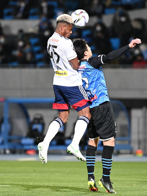 川崎F対横浜　前半、ヘディングシュートを放つ横浜FWオナイウ（左）（撮影・山崎安昭）