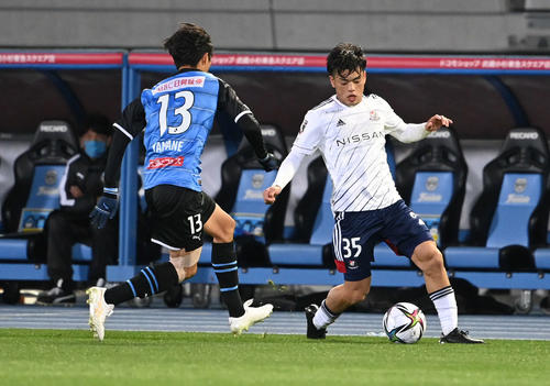 川崎F対横浜　前半、ドリブルで仕掛ける横浜MF樺山（撮影・山崎安昭）