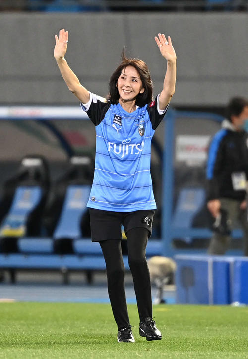 川崎F対横浜　試合前、「始九式」に登場した坂本九さんの妻柏木由紀子（撮影・山崎安昭）