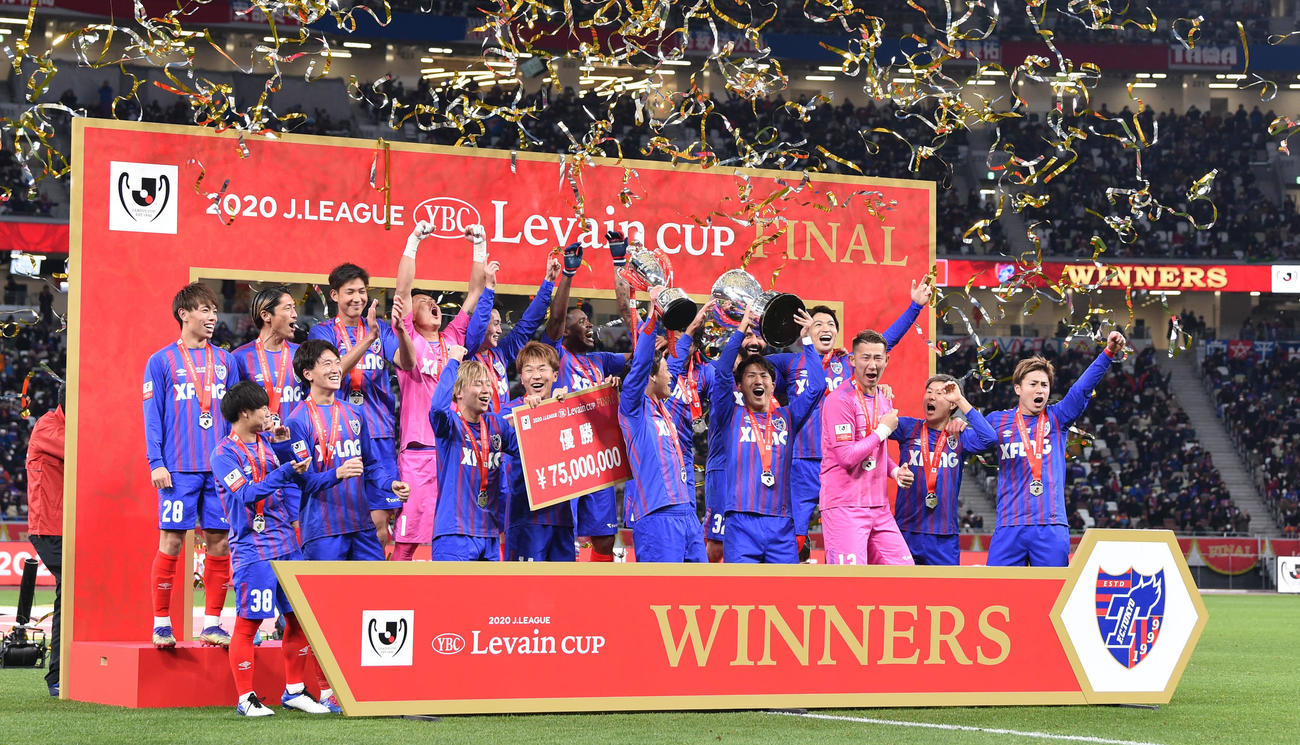 21年1月4日、ルヴァン杯決勝で柏を破り11季ぶりの優勝を決め歓喜する東京イレブン