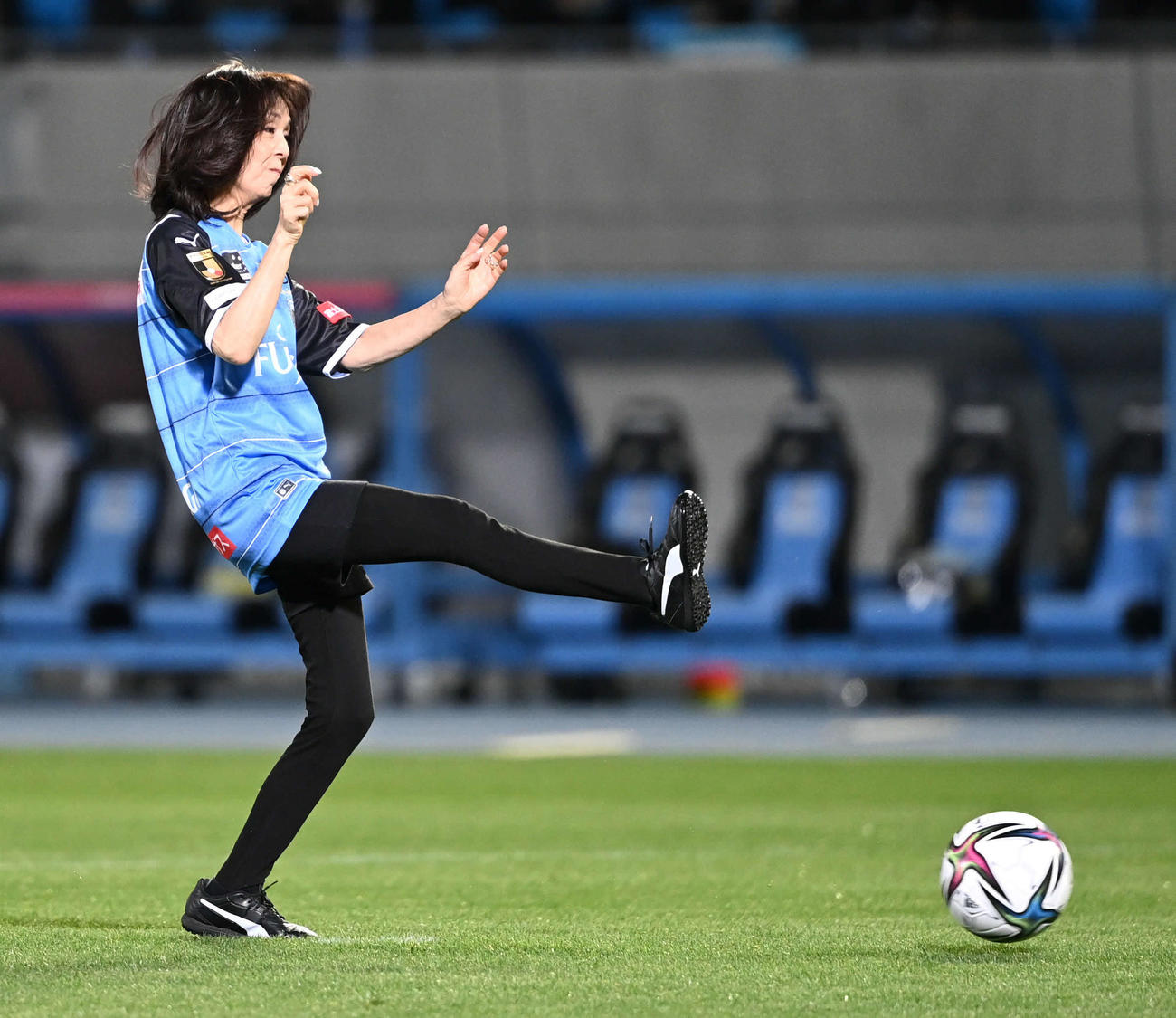 試合前、「始九式」でシュートを放つ坂本九さんの妻柏木由紀子（撮影・山崎安昭）
