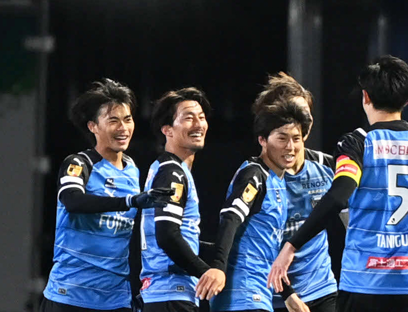 前半、2点目を決めた川崎F・MF家長（左から2人目）は笑顔を見せる（撮影・山崎安昭）