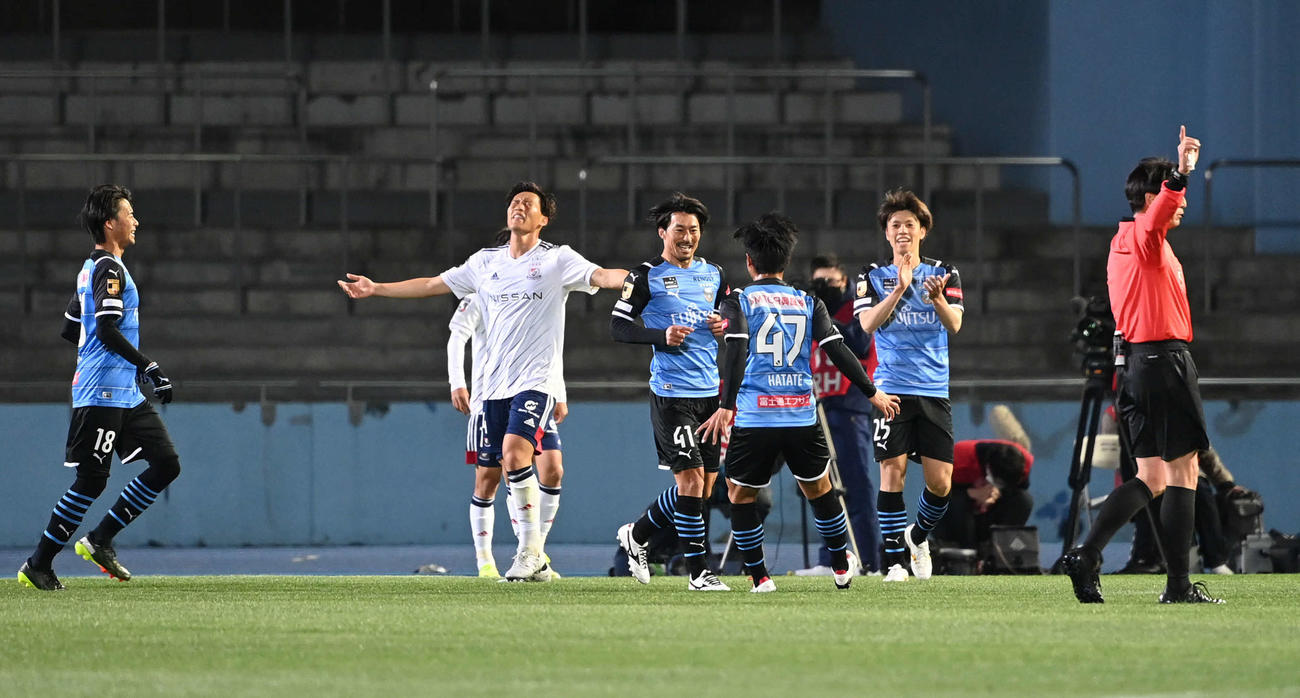 川崎F対横浜　前半、先制点を決めて喜ぶ川崎F・MF家長（中央）（撮影・山崎安昭）