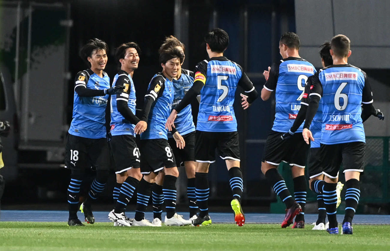 川崎F対横浜　前半、ダイビングヘッドで2点目を決めた川崎F・MF家長（左から2人目）は三笘（左）らと笑顔を見せる（撮影・山崎安昭）