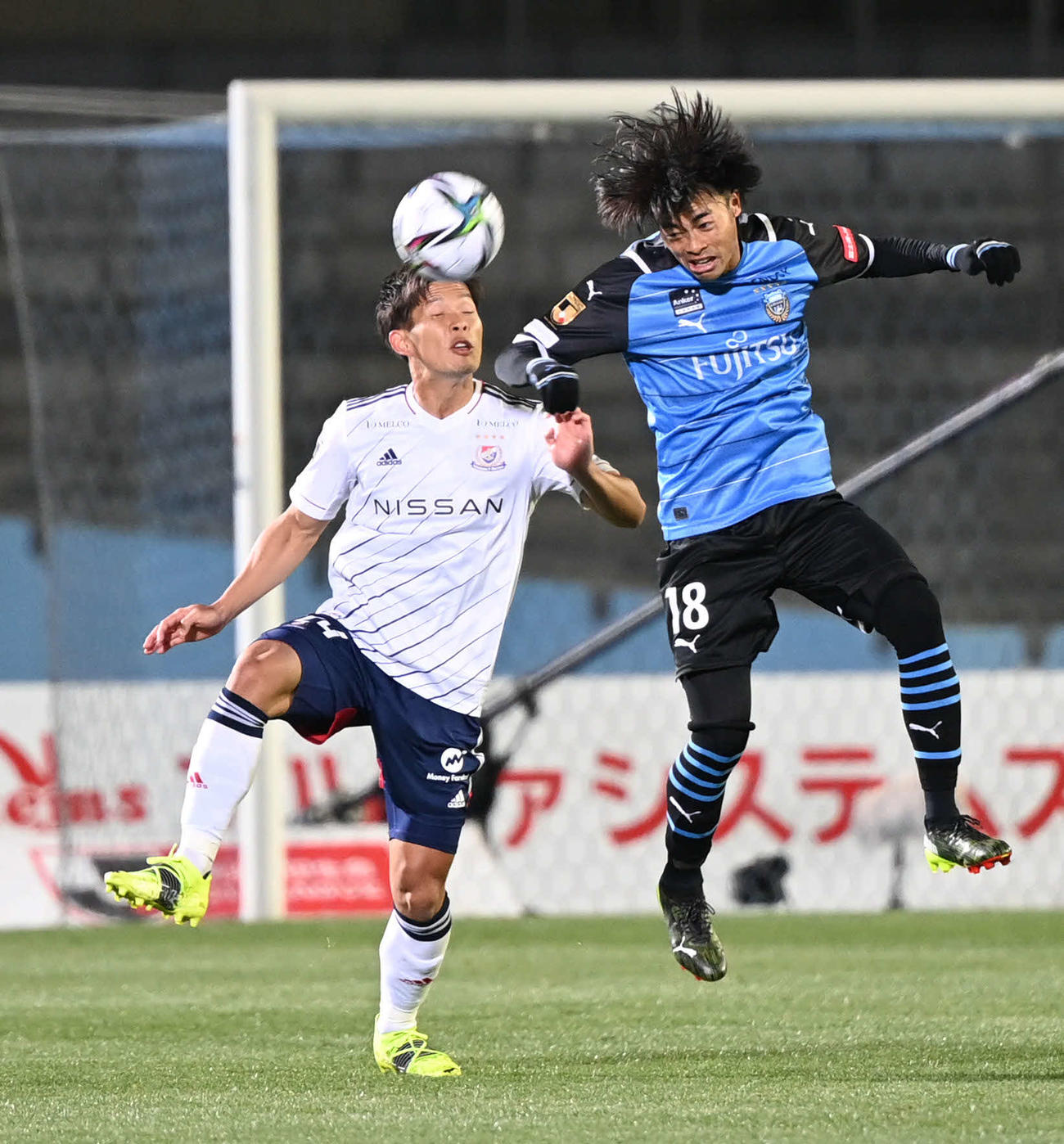 川崎F対横浜　前半、ハイボールを競り合う川崎F・MF三笘（右）と横浜DF岩田（撮影・山崎安昭）