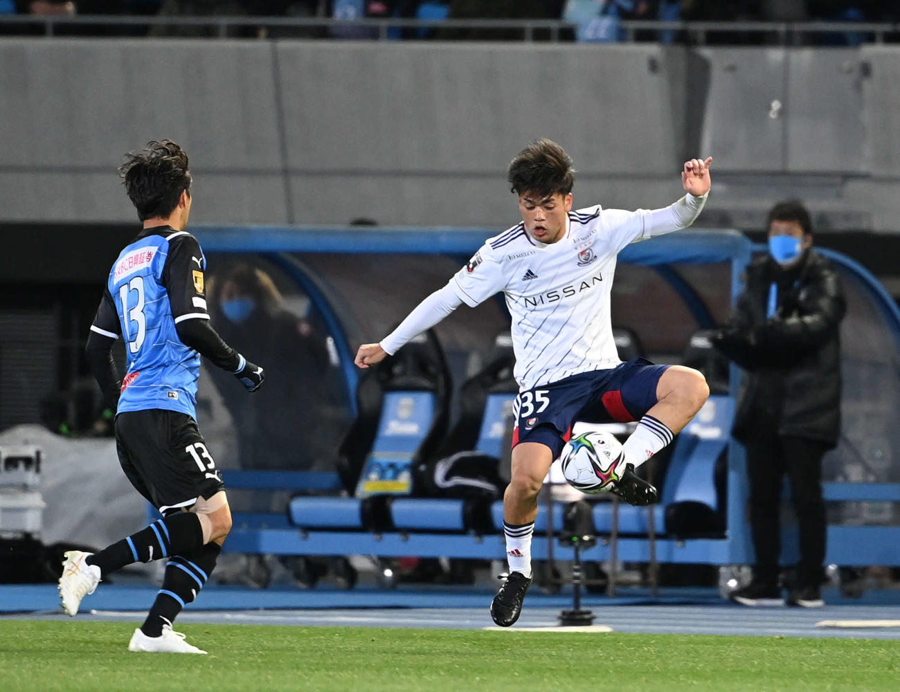 川崎F対横浜　前半、パスを受ける横浜MF樺山（撮影・山崎安昭）